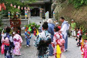 波佐間地区のみのこ踊りの様子