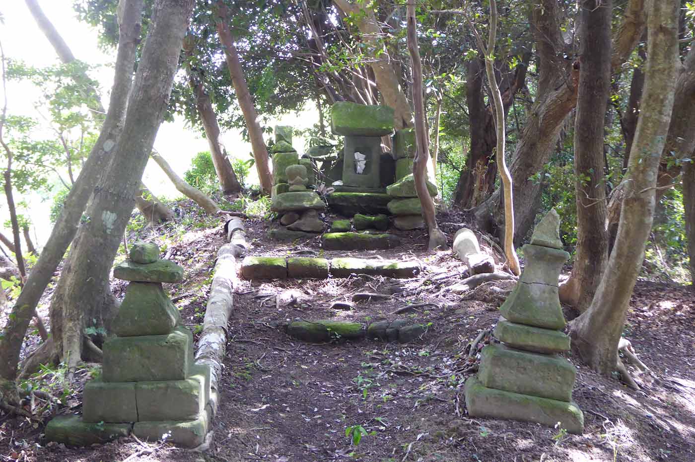 諏訪神社の石祠