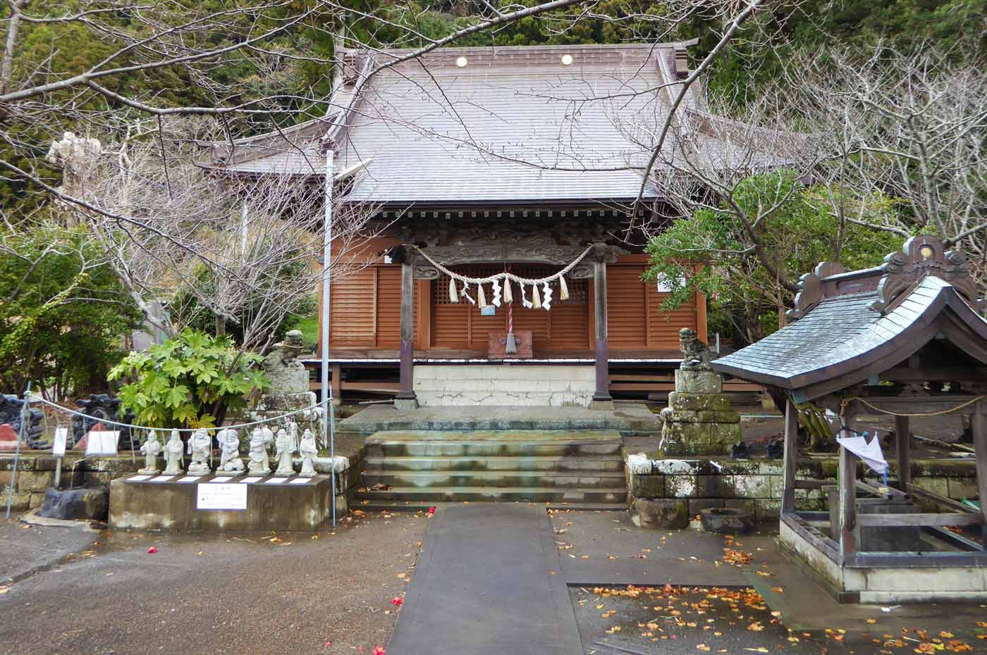 八幡神社の境内と拝殿