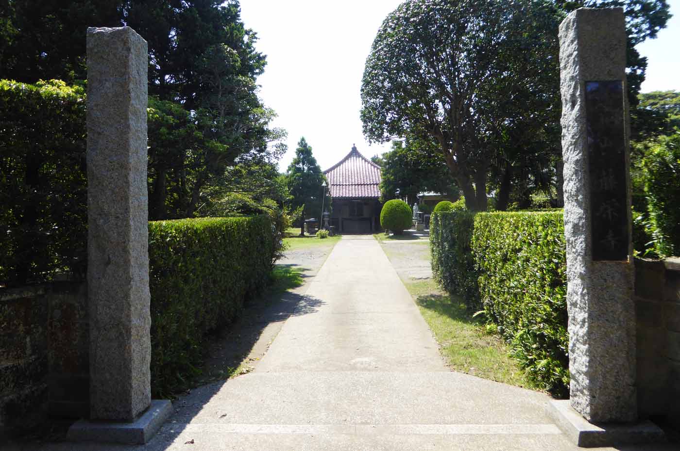 藤栄寺の境内と本堂