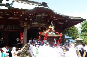 大山寺の不動堂に入る神輿