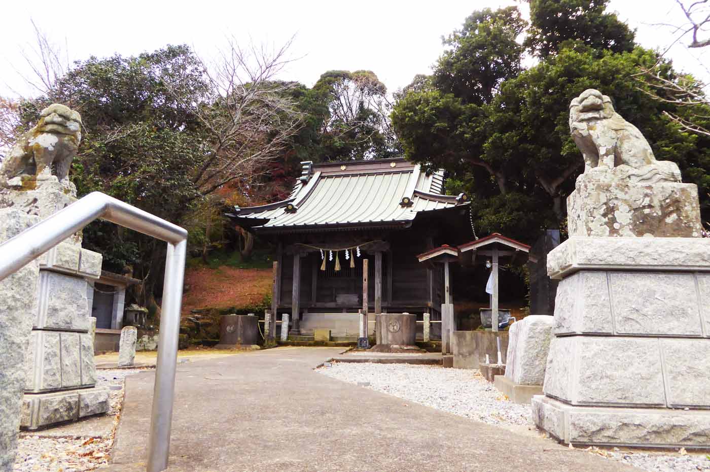 国司神社の境内と拝殿