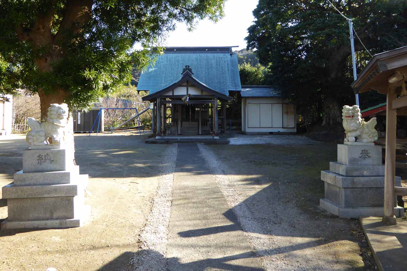 御嶽神社境内と拝殿の画像