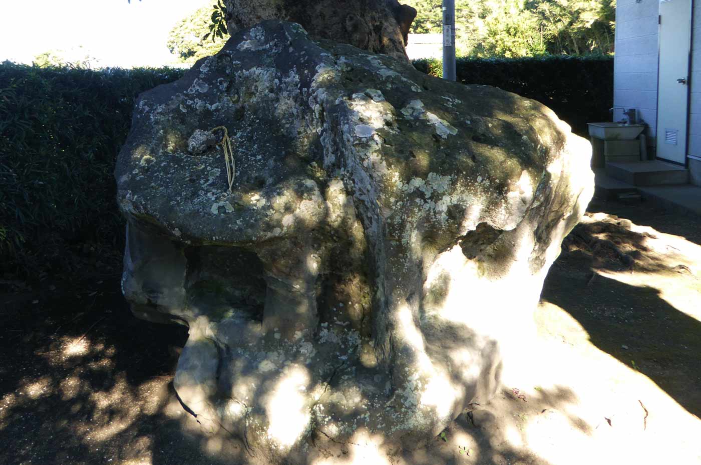 御嶽神社の謎の石の画像