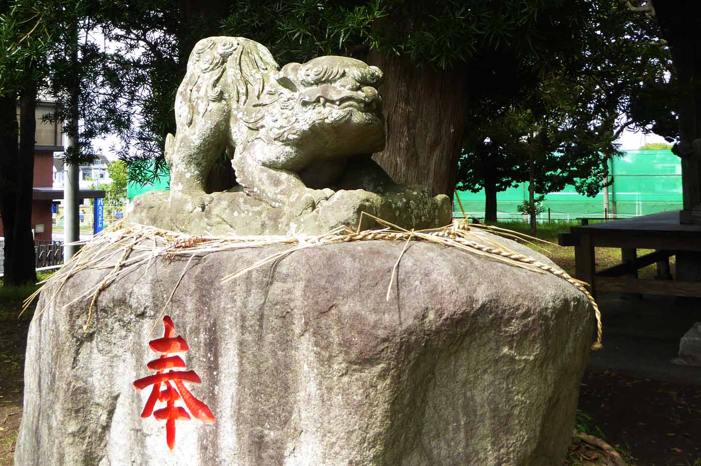 神明神社の狛犬（左）
