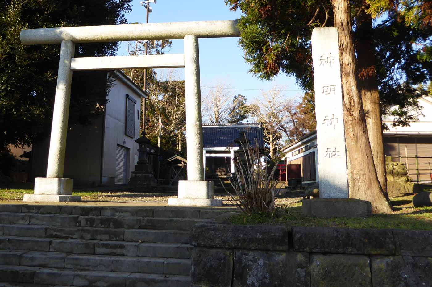 神明神社の境内