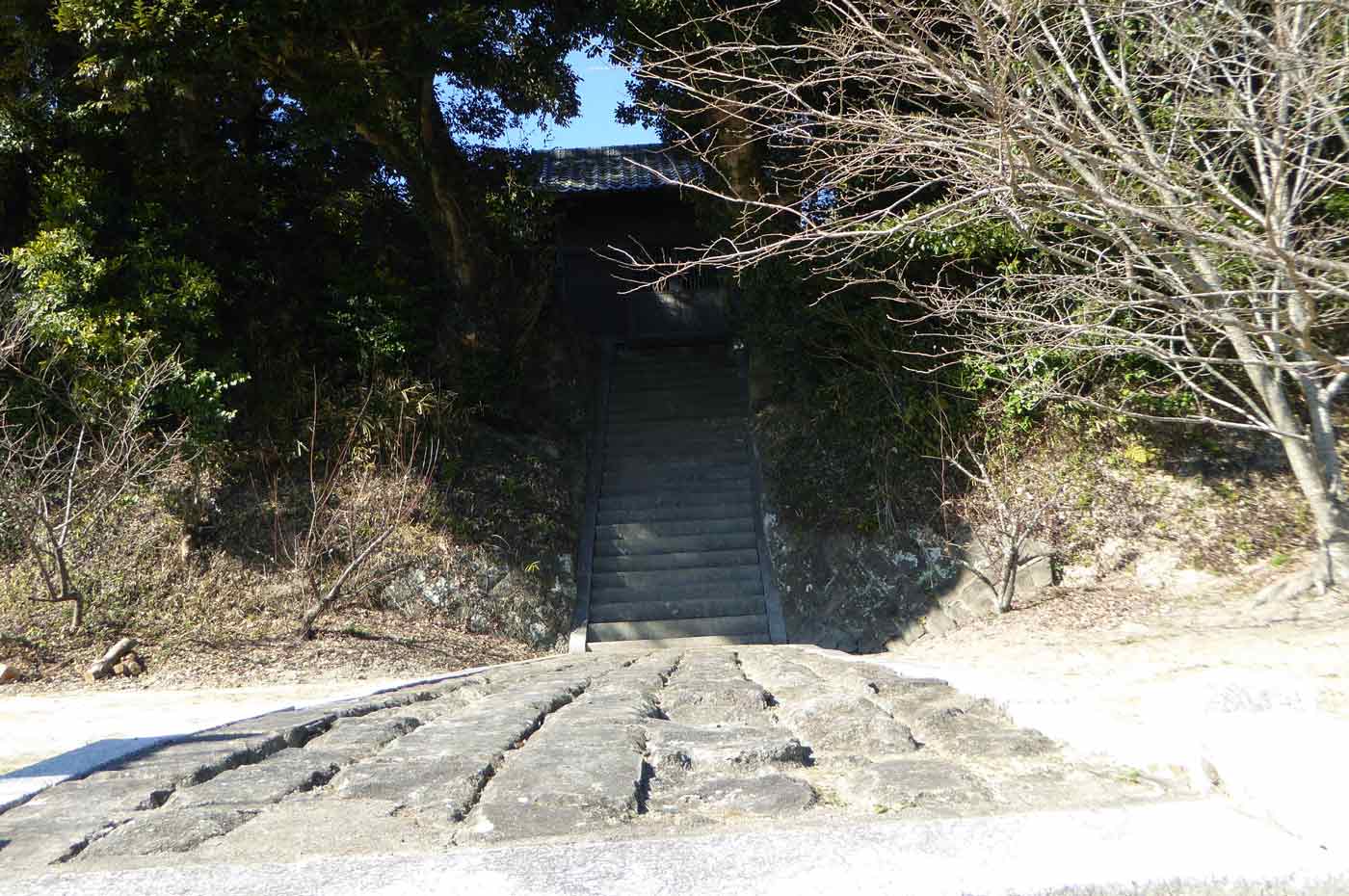 拝殿への階段の画像