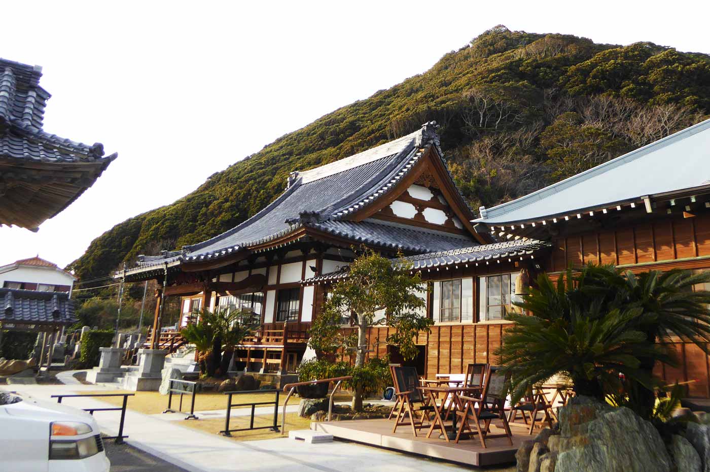 多聞寺本堂と境内の画像