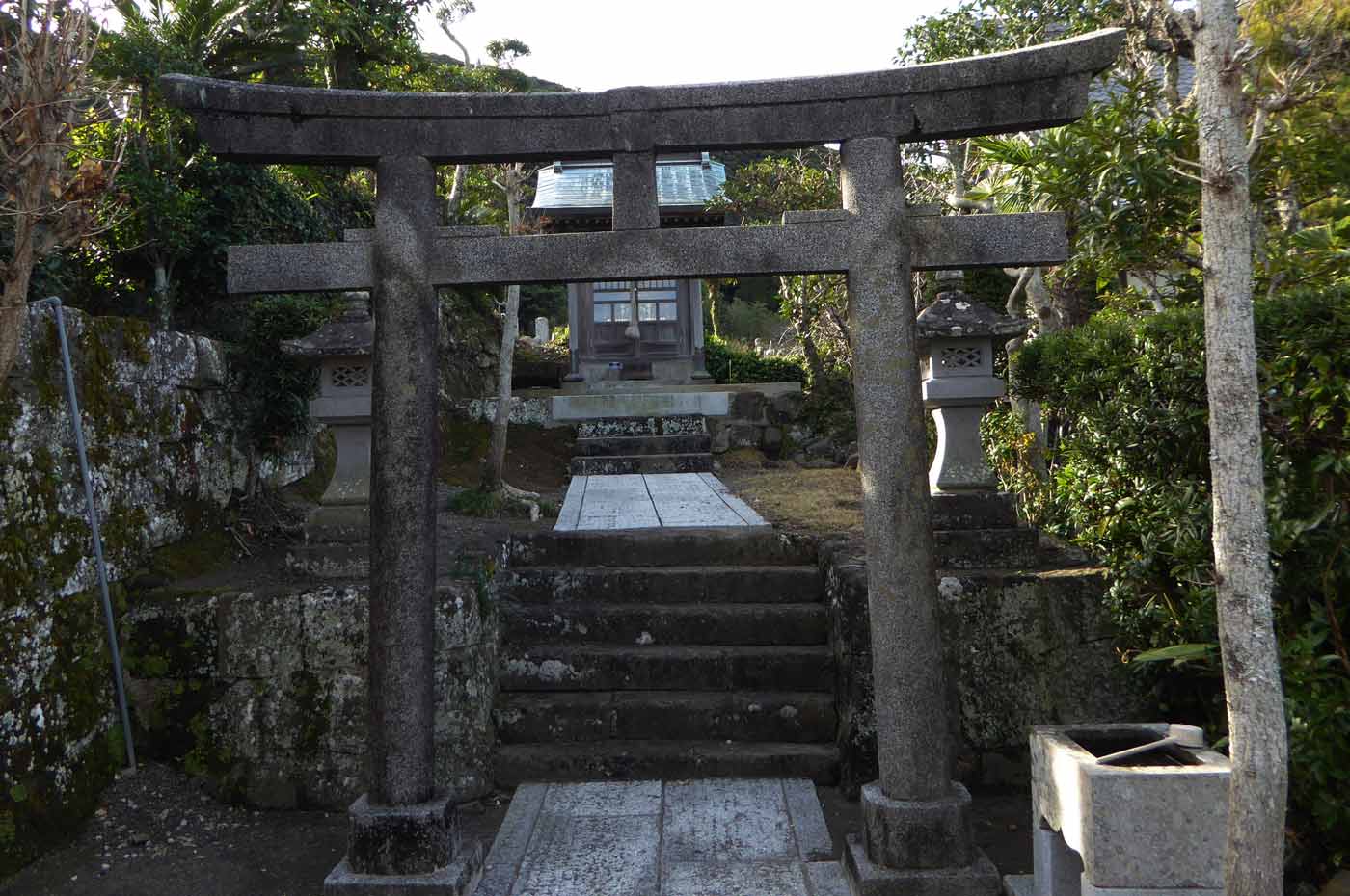 徳蔵院横の神社の写真