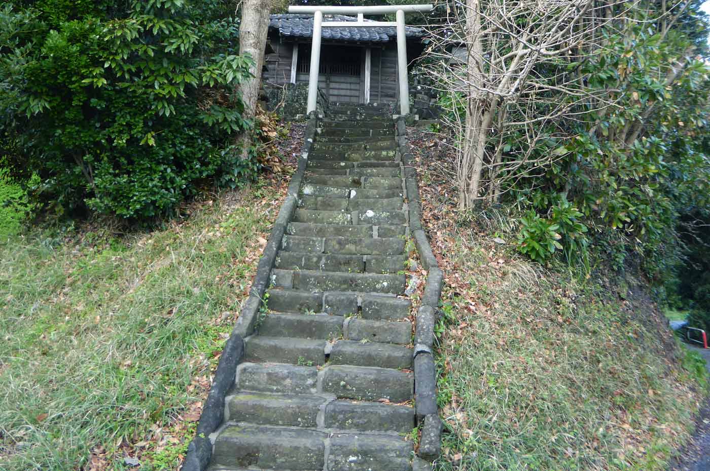 山の神神社拝殿への階段