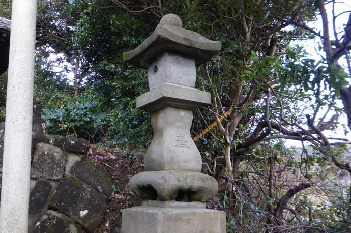 山の神神社灯籠（右）と手水石の画像