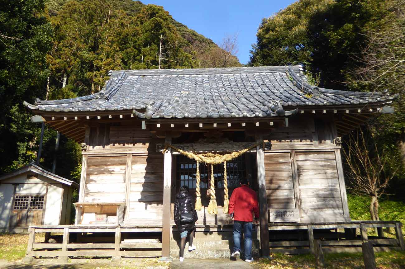 八雲神社に参拝するカップルの画像