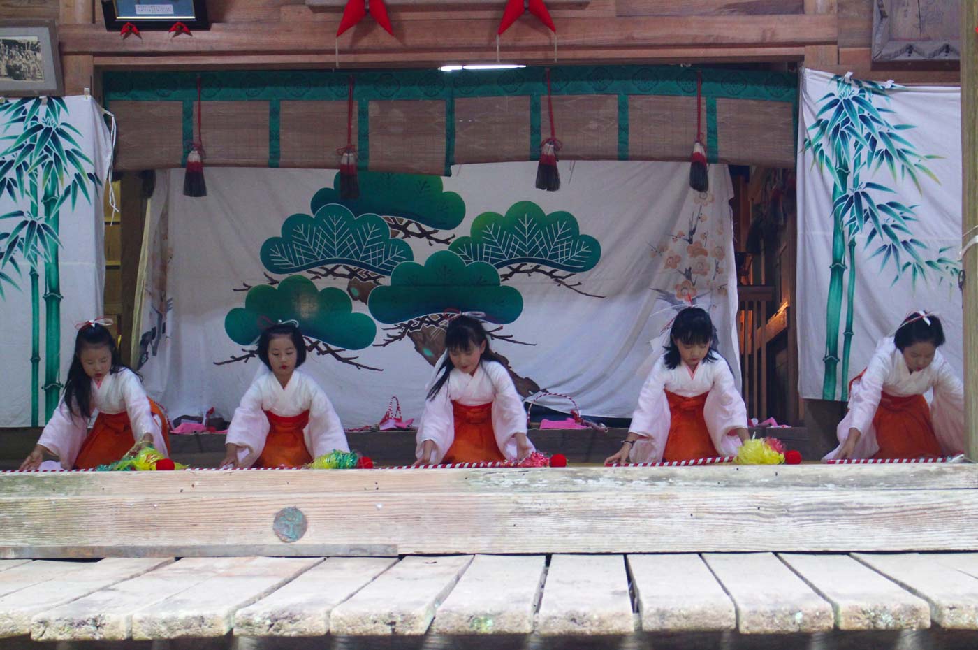 賀茂神社の花踊り飾り棒の舞い