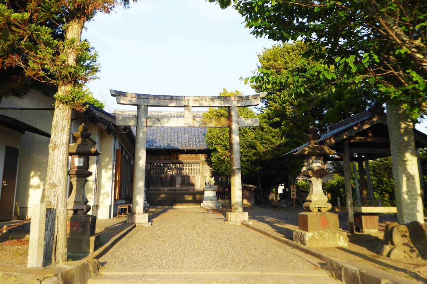 子安神社の境内と拝殿の画像