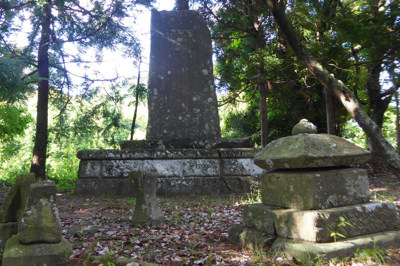 打墨神社境内の大きな石碑