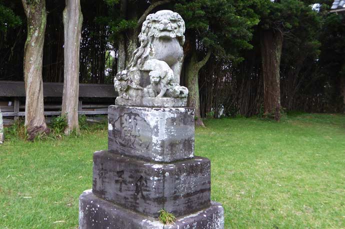 八雲神社の狛犬（左）の画像