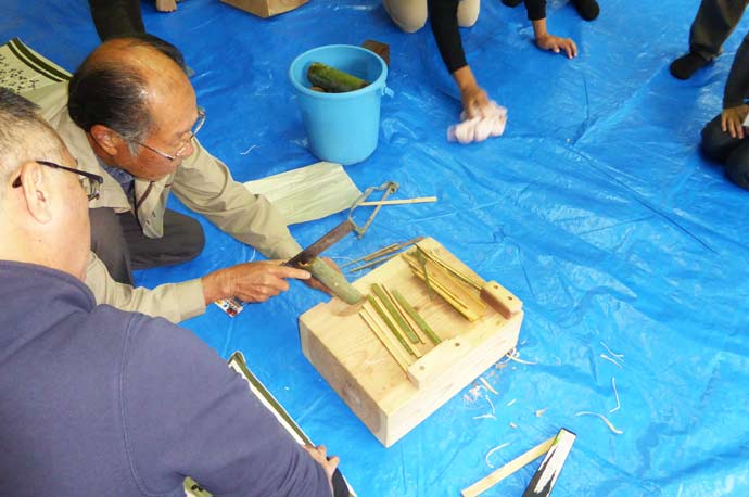 真竹を割る画像２