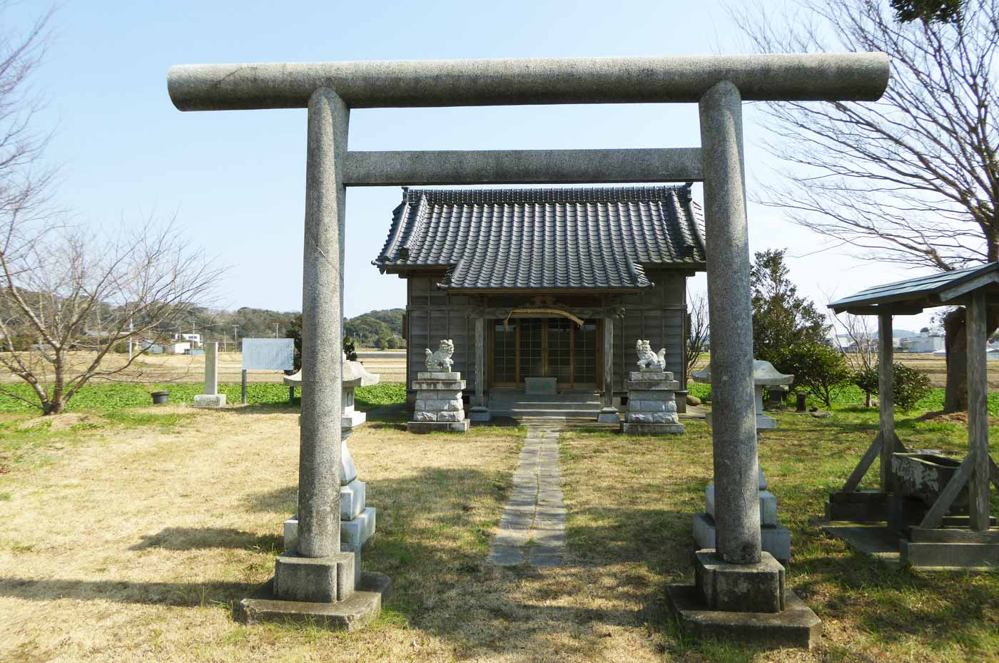 本織神社鳥居と本殿の画像