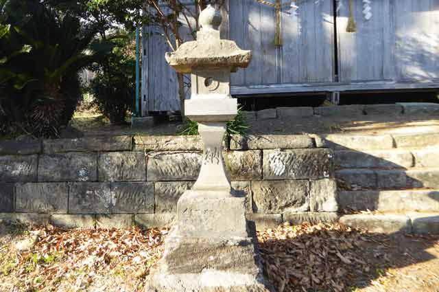 御嶽神社石灯篭（左）の画像