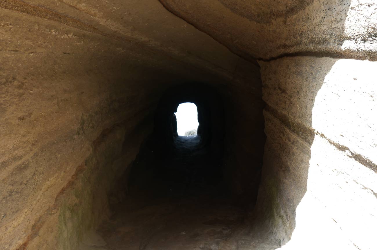 沖ノ島の洞窟の画像