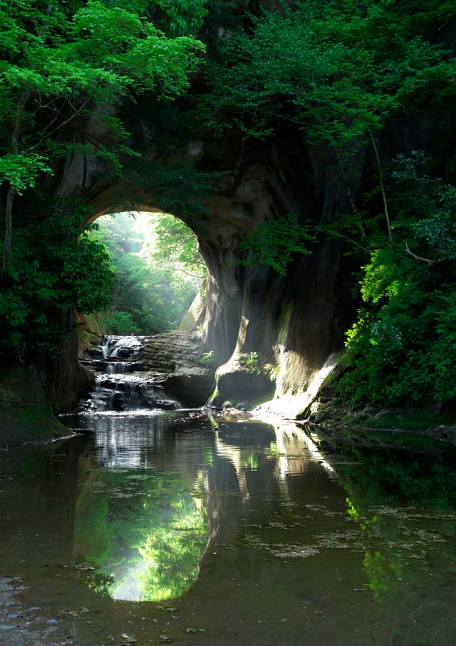 ハート型に光る亀岩洞窟の画像２