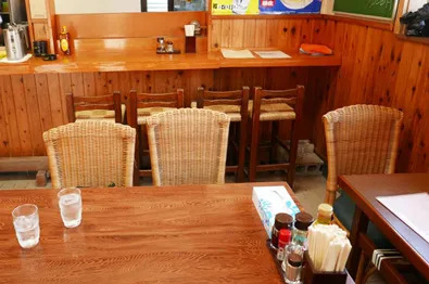 タンタン麺かずさのカウンターとテーブル席の画像