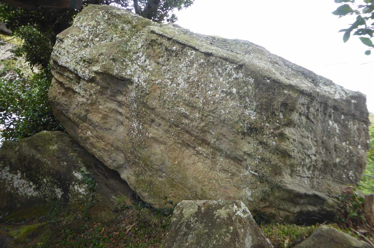 稲荷神社の大岩の画像２