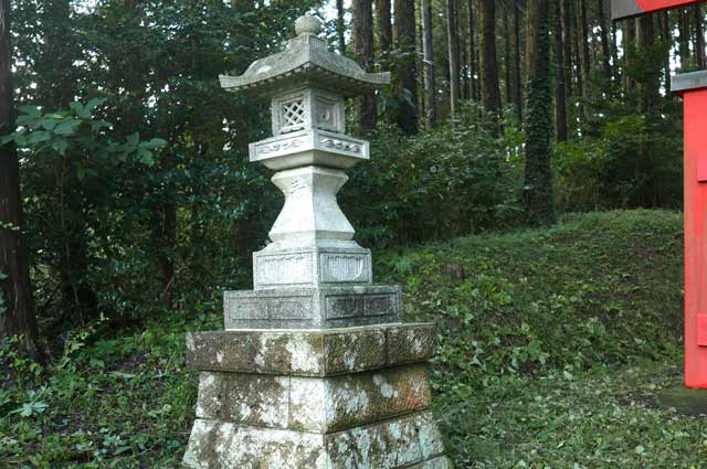 横山神社の常夜灯（左）の画像