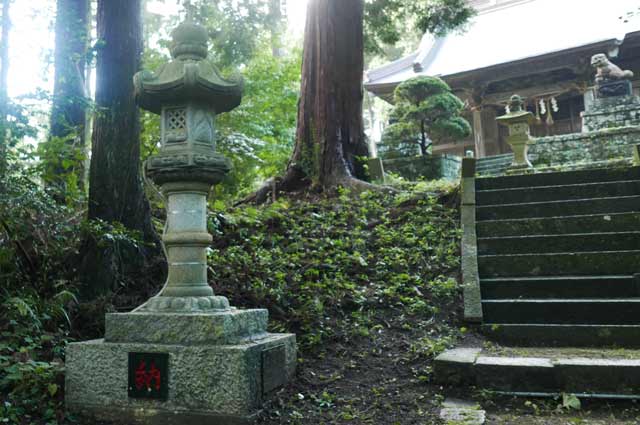 横山神社の常夜灯（左）の画像