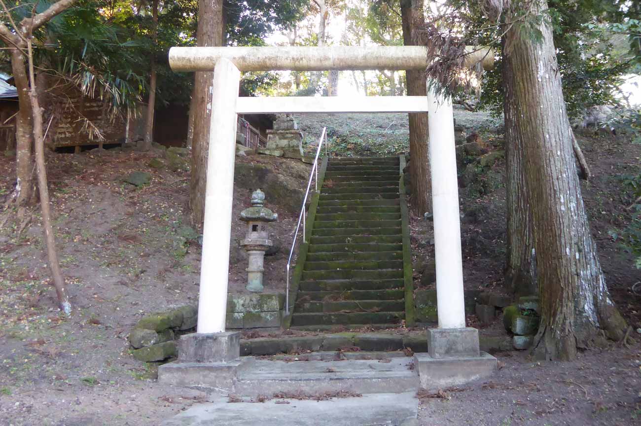 熱田神社の鳥居と参道の画像