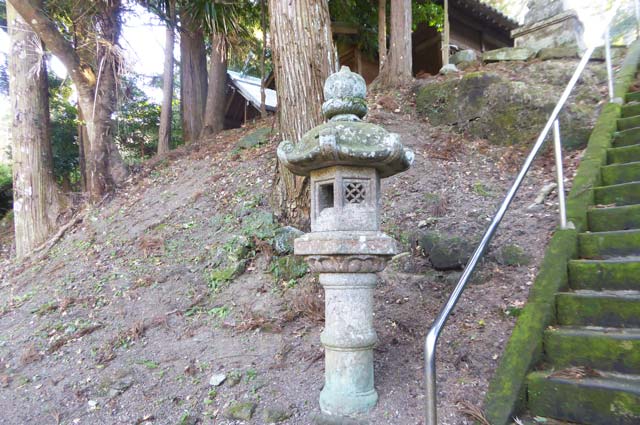 熱田神社の常夜灯（左）の画像