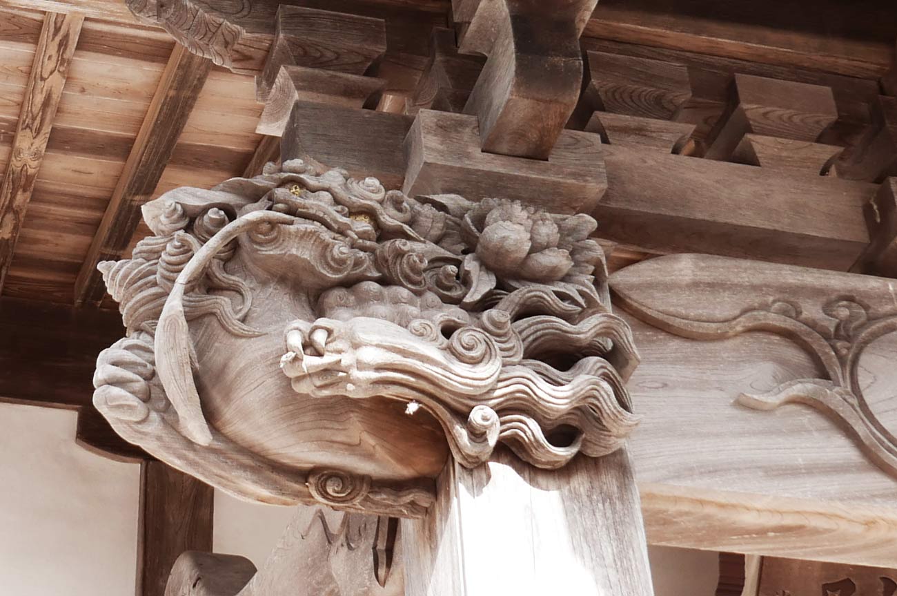 木鼻の獅子の彫刻（左）の画像