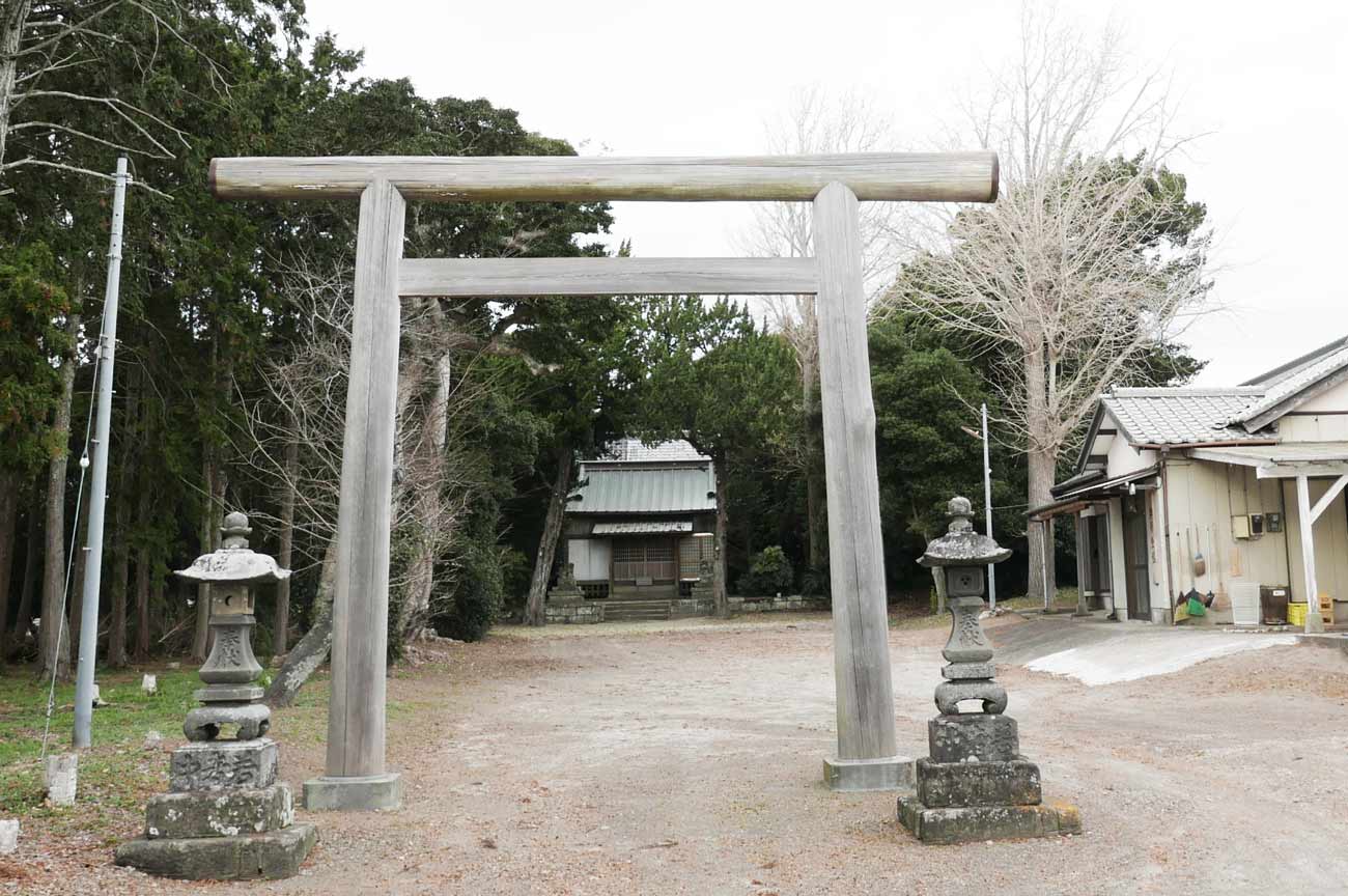 八坂神社境内と拝殿の画像