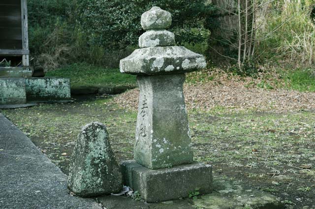 熊野神社の石灯籠（右）の画像