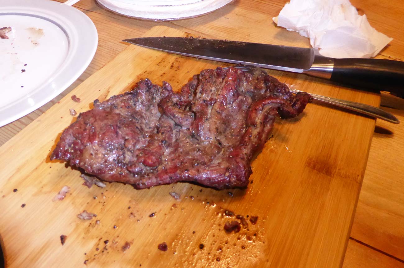 焼きあがった猪肉の画像