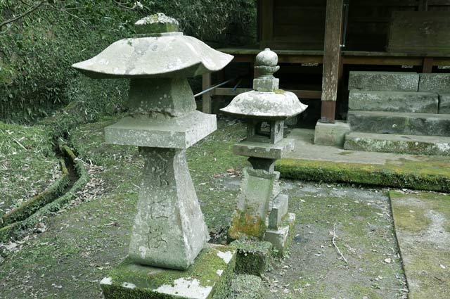 風早不動尊の石灯籠（左）の画像