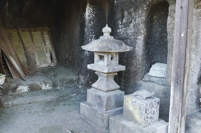弁天神社の石灯籠（右）