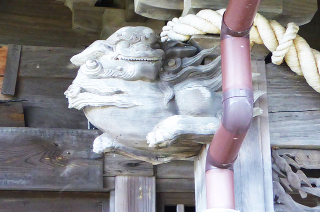 木鼻の獅子の彫刻（左）