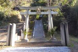 十二所神社の鳥居と参道