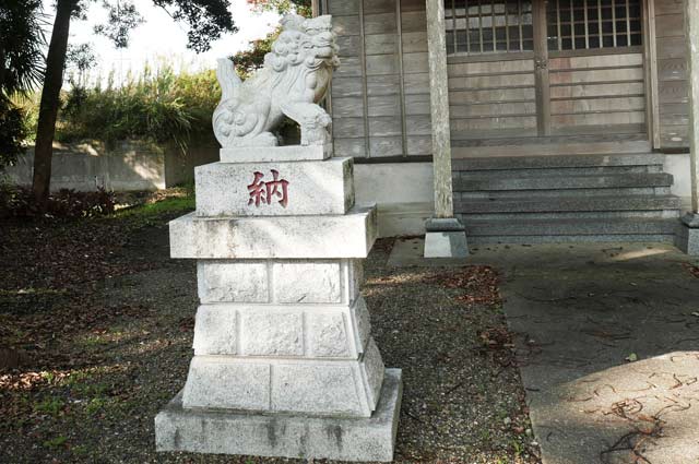 両社神社の狛犬（左）