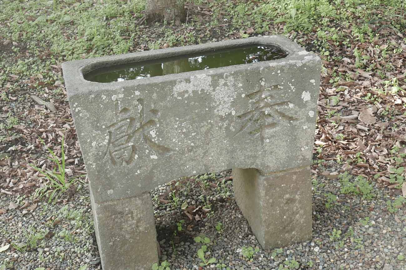 両社神社の手水石