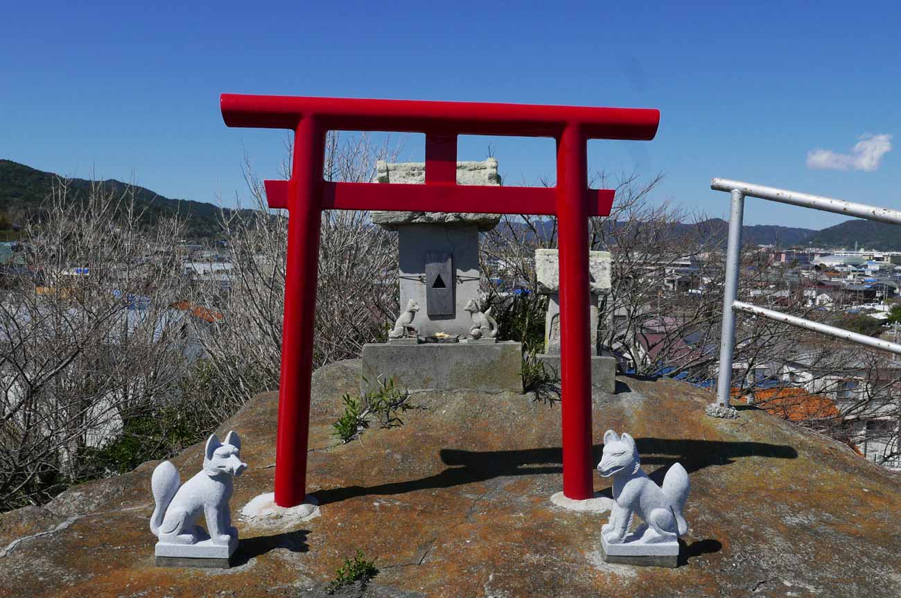 磯村稲荷神社の鳥居と石祠