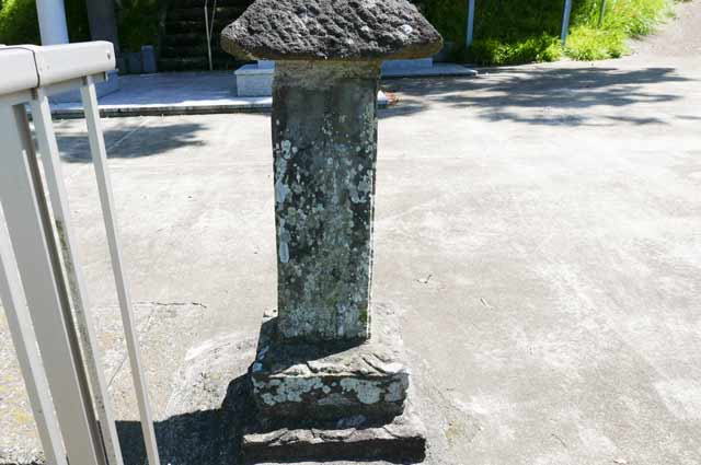 鳥居前の石柱（右）