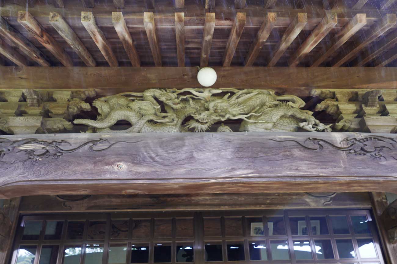 本堂向拝の龍の彫刻