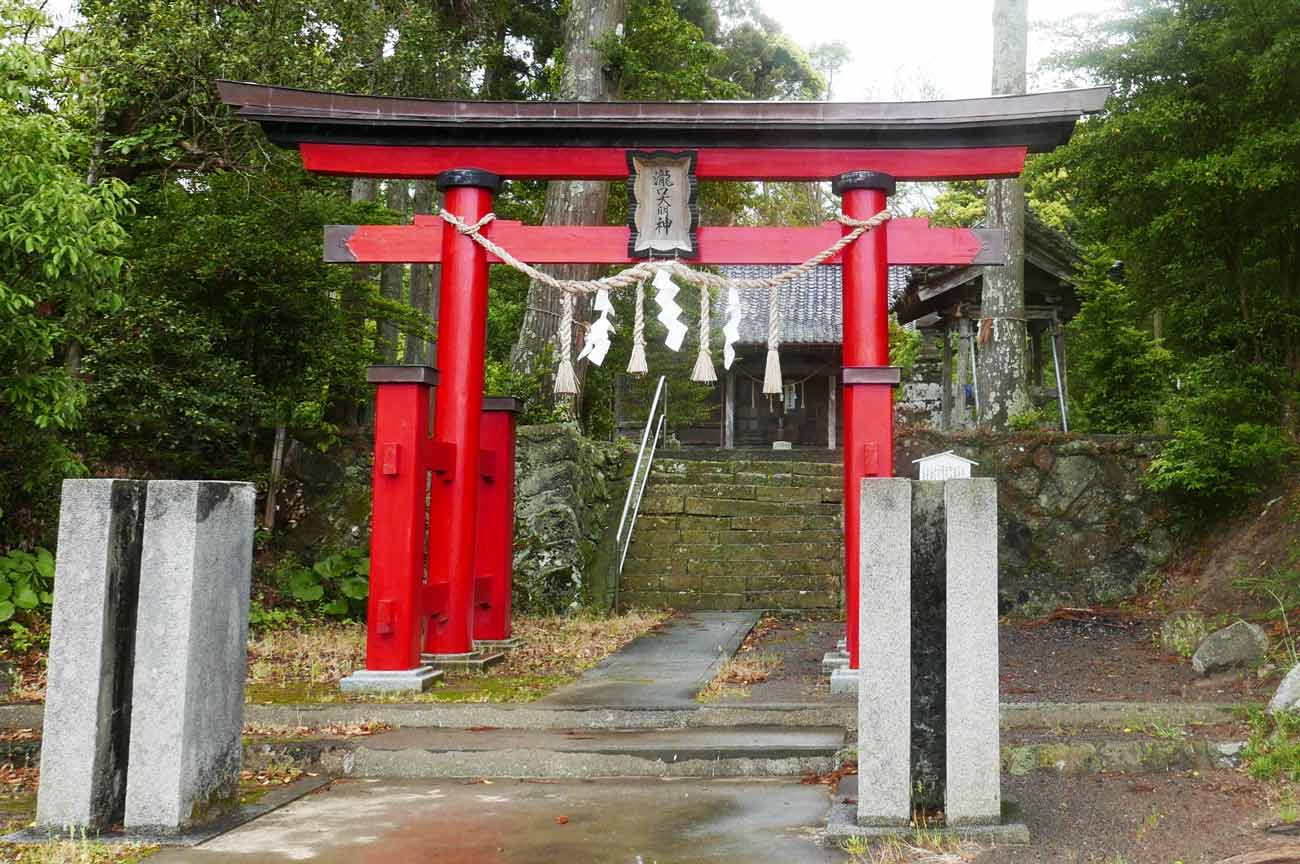 瀧口神社の鳥居と参道
