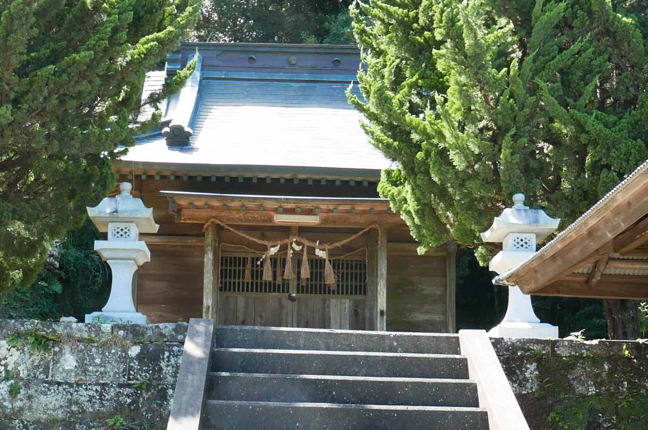 長尾三神社の境内
