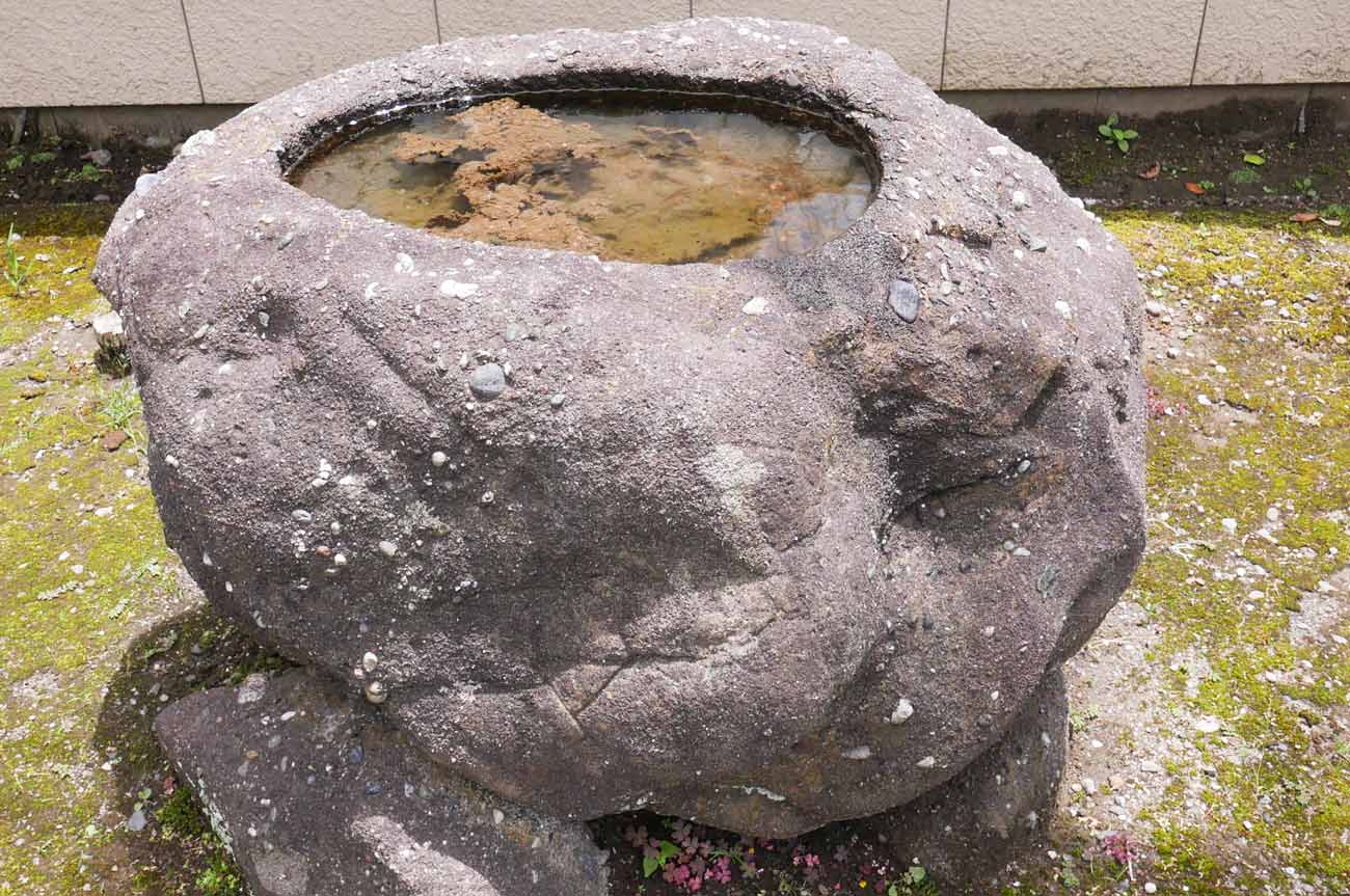 磯邊神社の手水石（丸型）