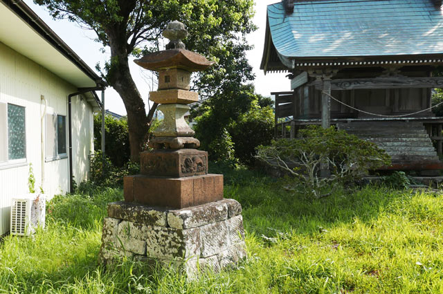 熊野神社の石灯篭（左）
