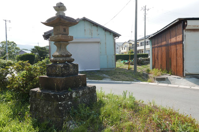 熊野神社の石灯篭（右）
