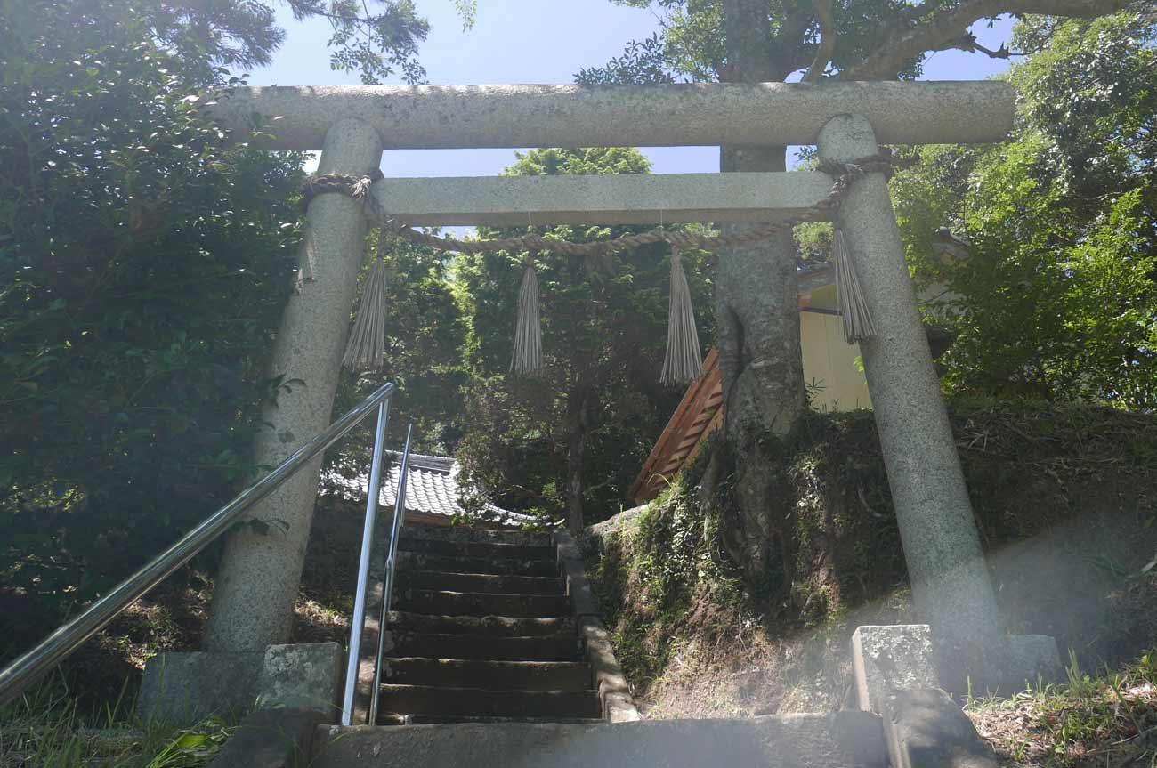 熊野神社の鳥居と境内